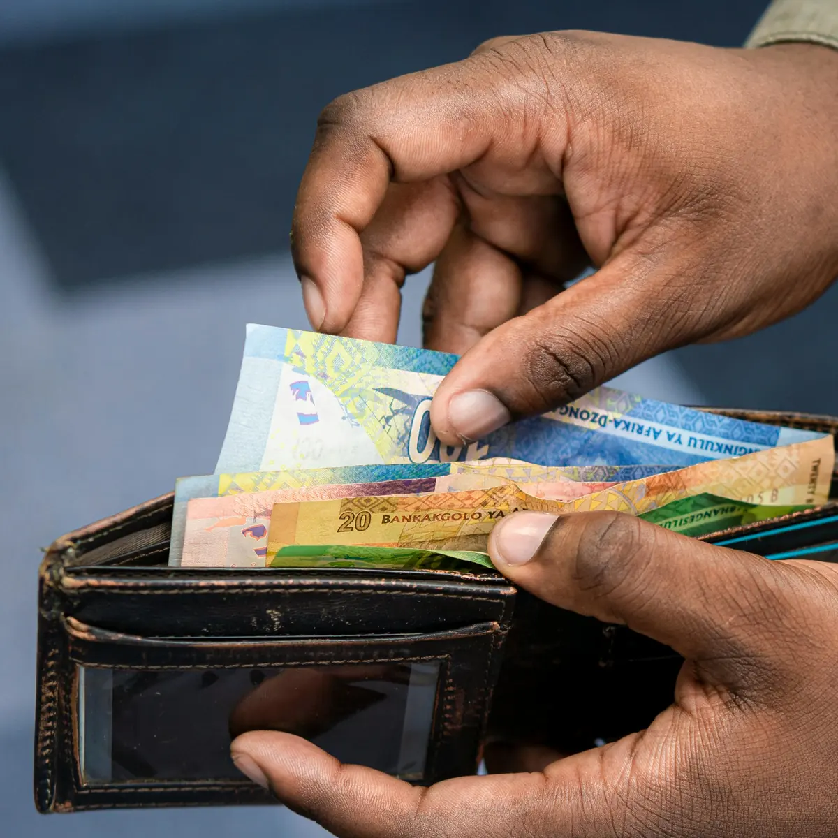 Comerciante africano a confirmar uma transferência via mobile money